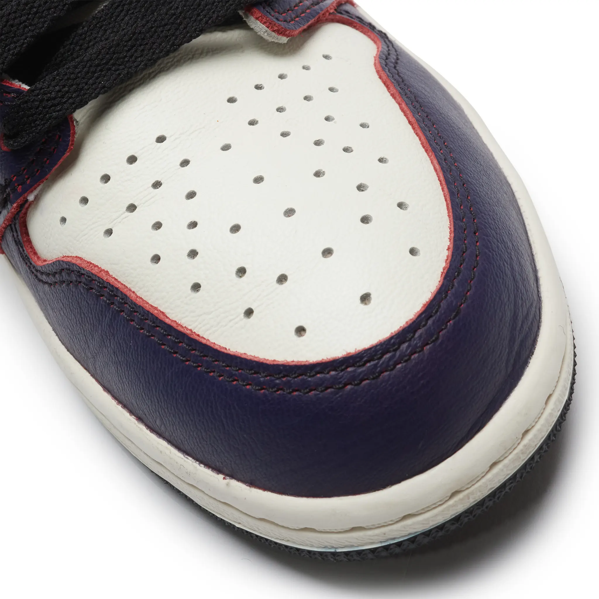 Toe view of Sole view of Preloved - Air Jordan 1 Retro High SB LA To Chicago